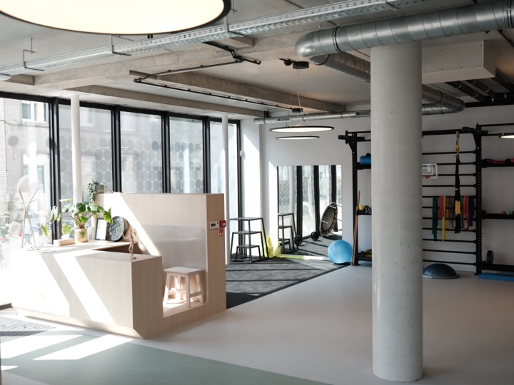 Balie met zicht op de oefenzaal