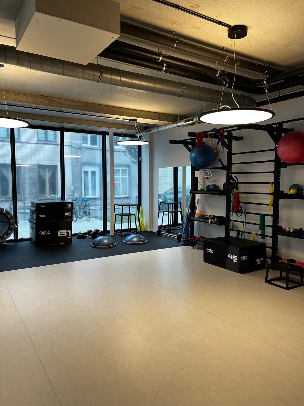 Oefenzaal met rekken en fitnessmateriaal
